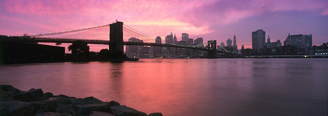 Sonnenuntergang über Lower Manhattan und der Brooklyn-Brücke