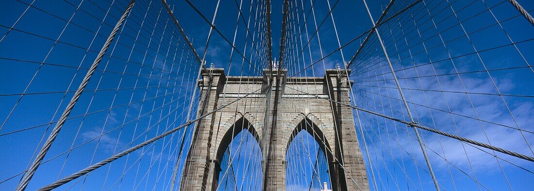 Stützpfeiler der Brooklyn Bridge, Ansicht aus niedrigem Winkel