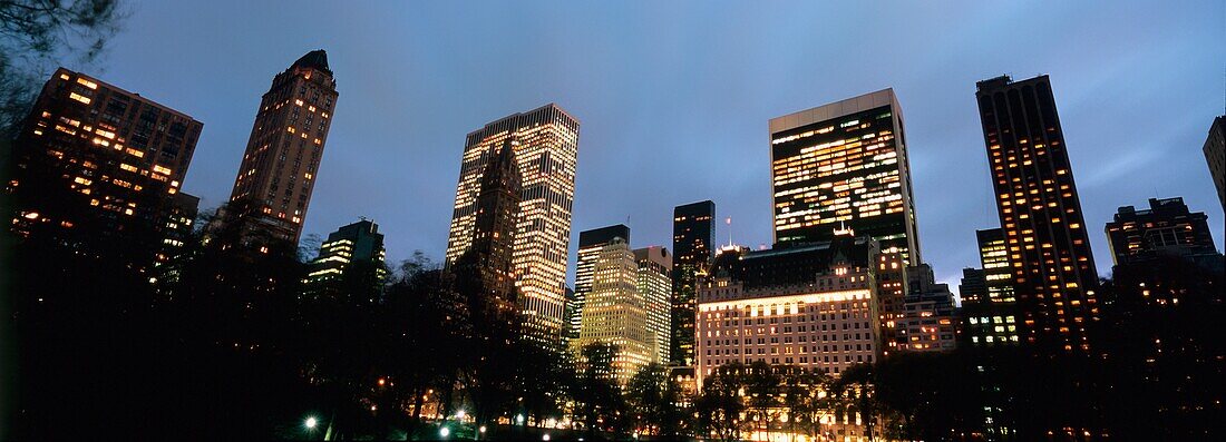 Midtown Manhattan vom South Central Park aus gesehen in der Abenddämmerung