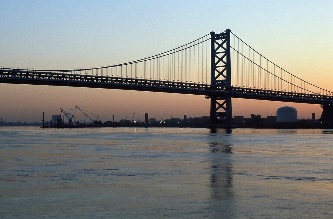 Benjamin-Franklin-Brücke in der Abenddämmerung