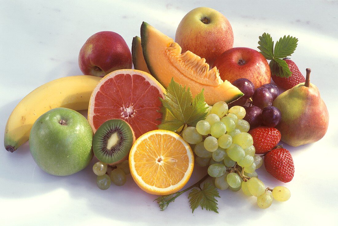 Obst, Früchte & zwei Melonenschnitze auf Haufen