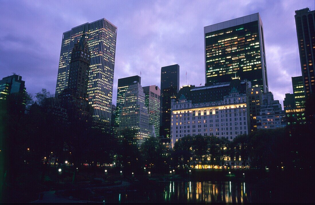 Midtown Manhattan in der Abenddämmerung vom South Central Park aus gesehen