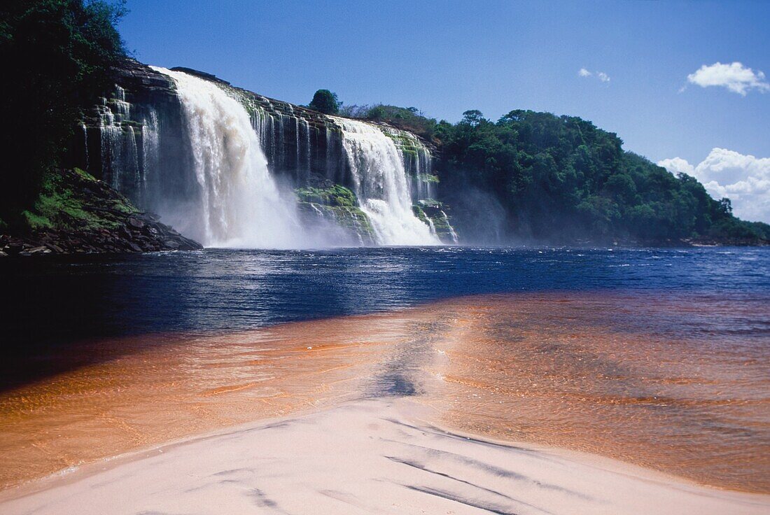 Wasser, das sich in die Lagune von Canaima ergießt