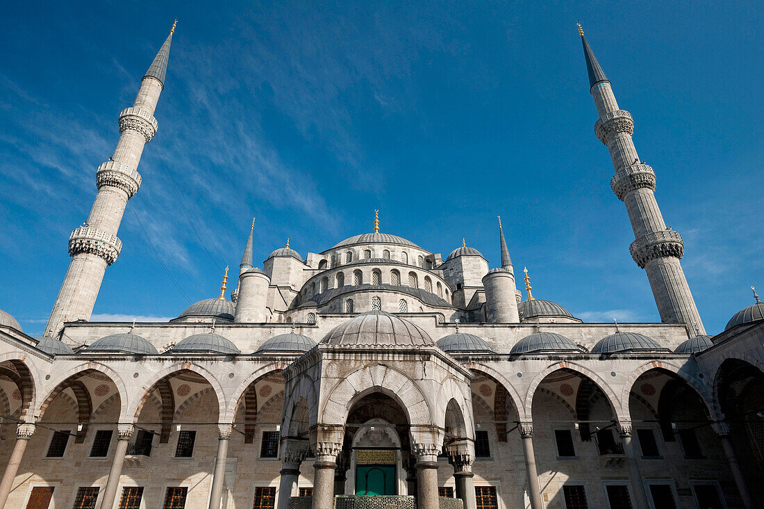 Türkei, Innenhof vor der Sultanahmet oder Blauen Moschee; Istanbul