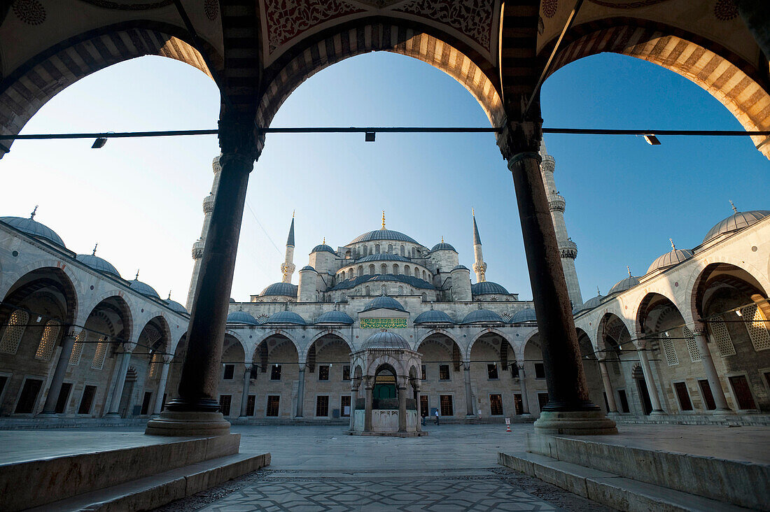 Türkei, Blick durch den Eingang zum Innenhof der Sultanahmet- oder Blauen Moschee in der Morgendämmerung; Istanbul