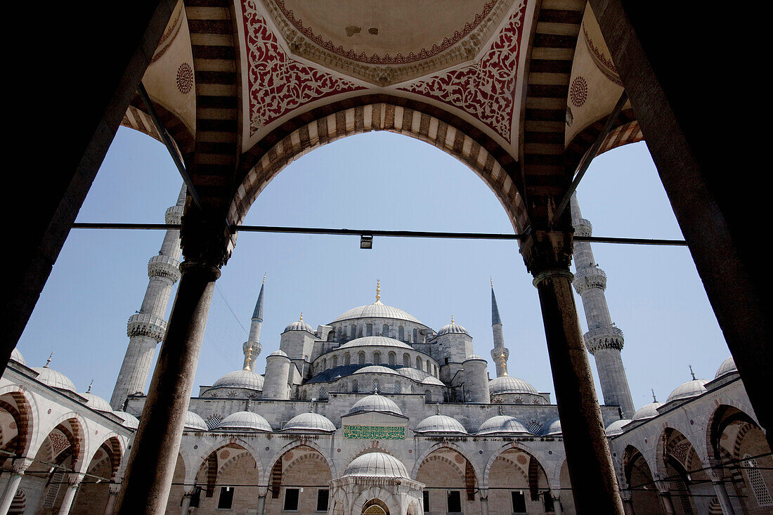 Türkei, Sultanahmet; Istanbul, Sultanahmet (Blaue) Moschee vom Haupteingangsbogen aus gesehen