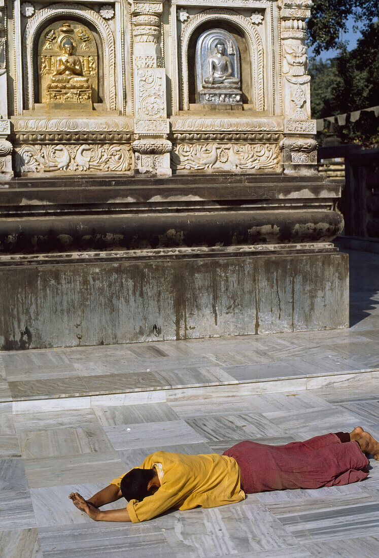 Buddhistischer Mönch verneigt sich