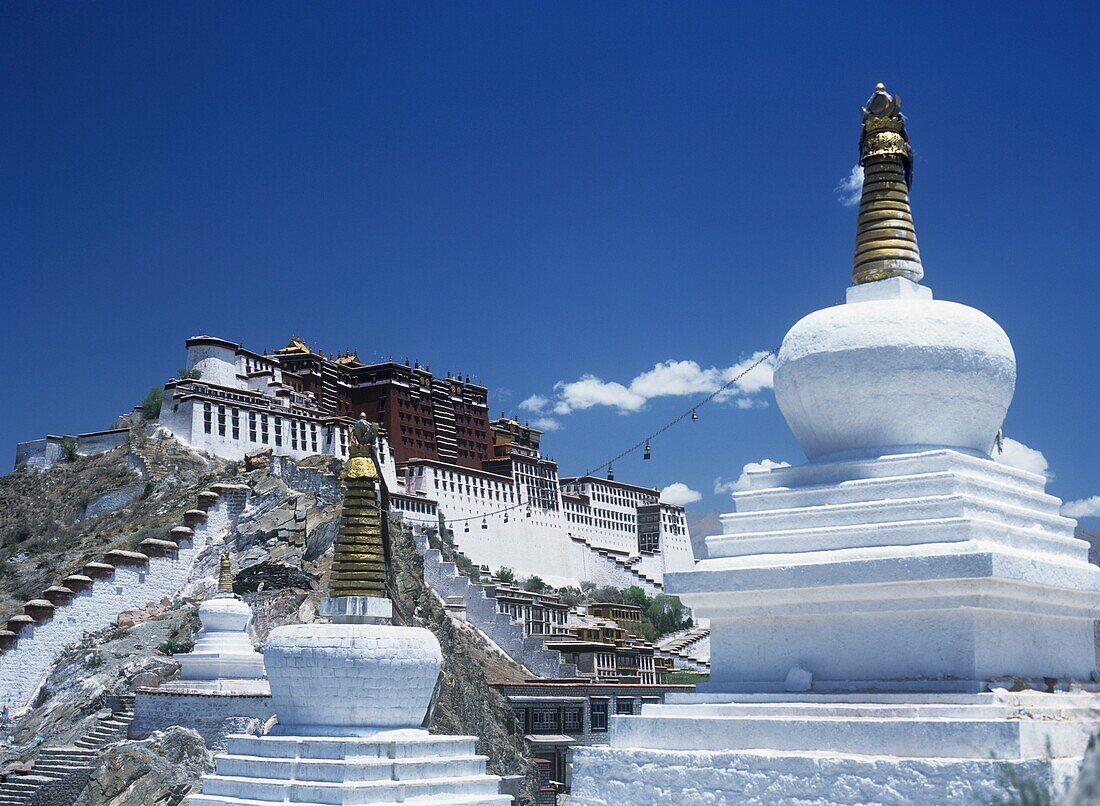Stupas mit Potala-Palast im Hintergrund