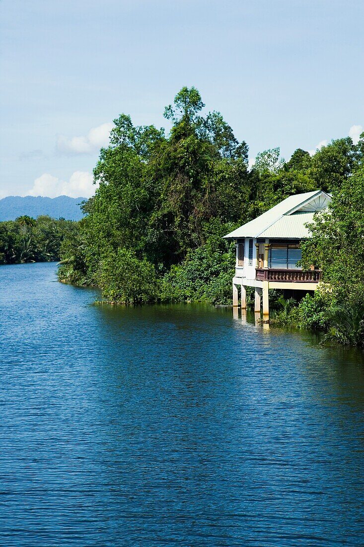 Von Dschungel umgebenes Haus am Besut River
