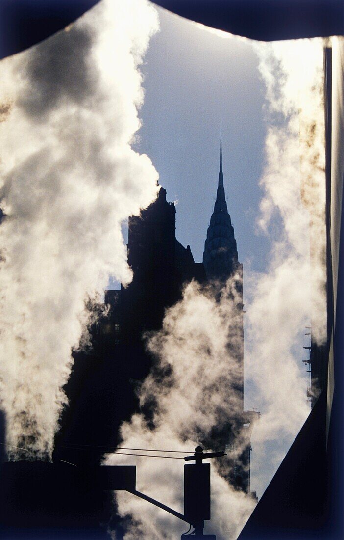 Dampf und Silhouette des Chrysler-Gebäudes