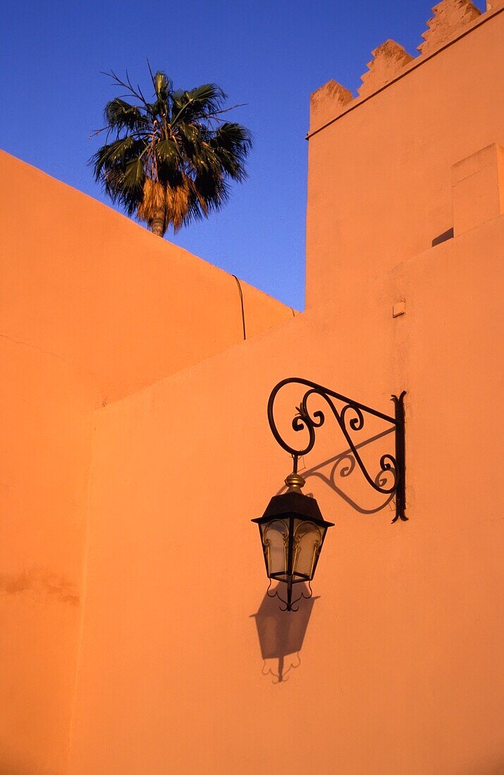 Mauern der Koutoubia-Moschee mit Straßenlaterne