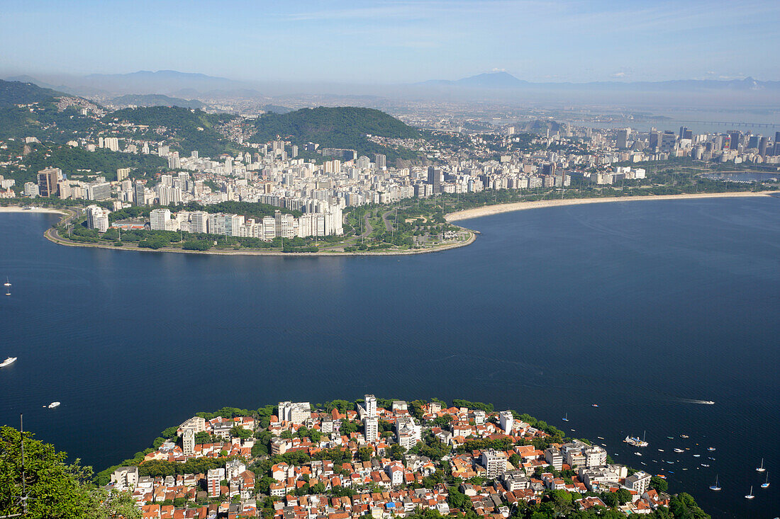 Blick vom Zuckerhut auf Urca, Flamengo und Botafogo über die Bucht, Rio De Janeiro, Brasilien