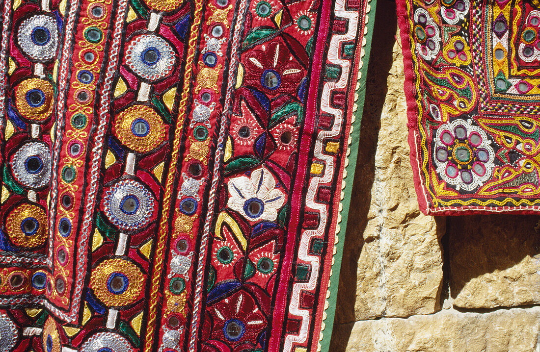 Traditionelle Spiegelarbeiten in Textilien