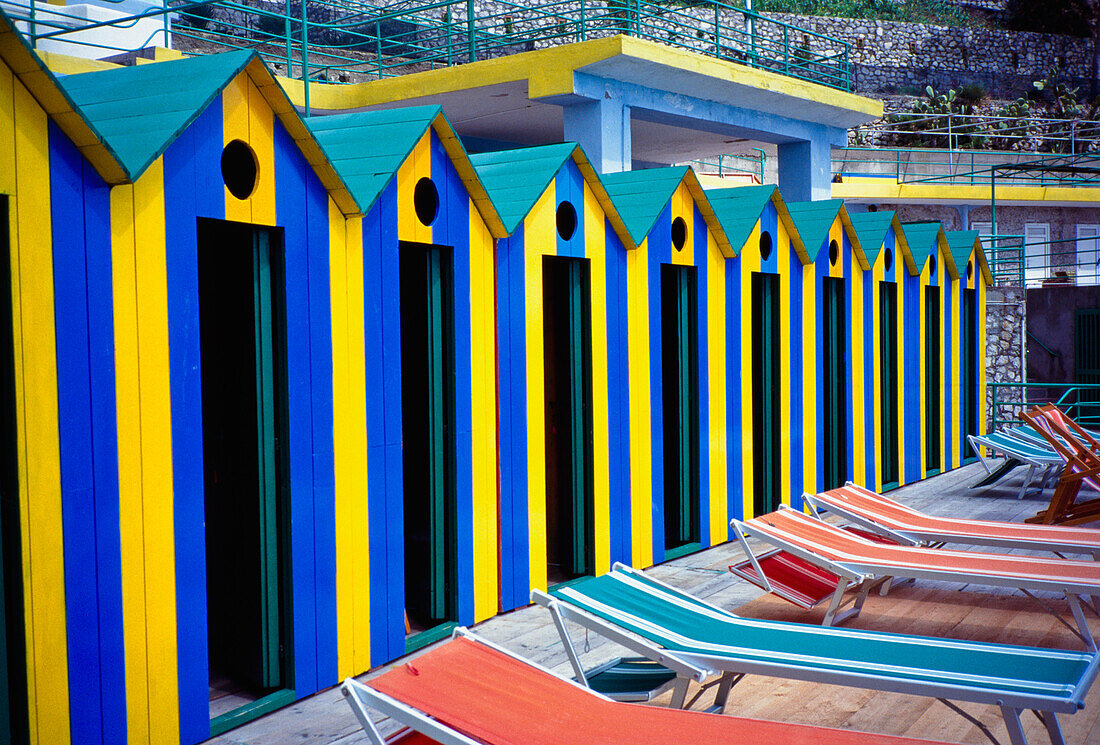 Strandhütten und Liegestühle in Marina Piccola
