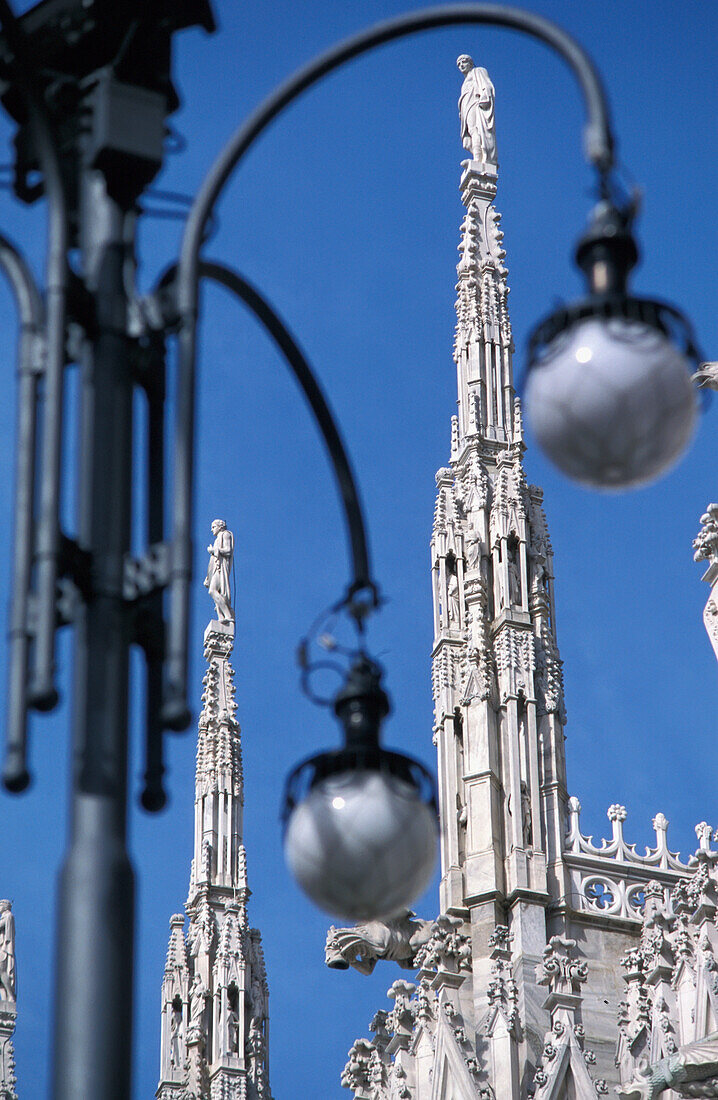 Straßenlaterne mit Dom im Hintergrund