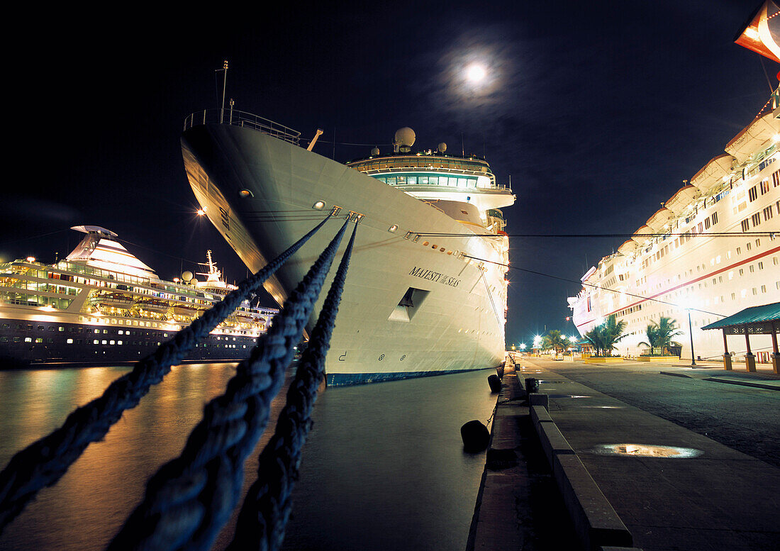 Kreuzfahrtschiffe im Hafen von Nassau bei Nacht, Boote mit Festmachern und Seilen, Bahamas.