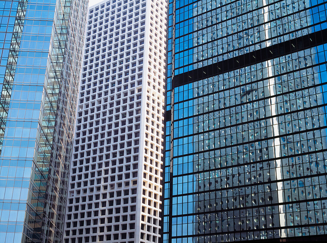 Spiegelungen von Bürogebäuden in anderen Gebäuden, Hongkong, China