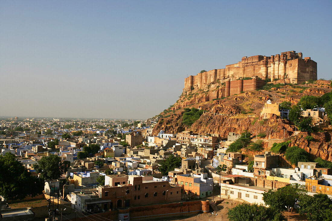 Stadtbild mit Fort Jodpur auf einem Hügel, Jodpur, Rajasthan, Indien