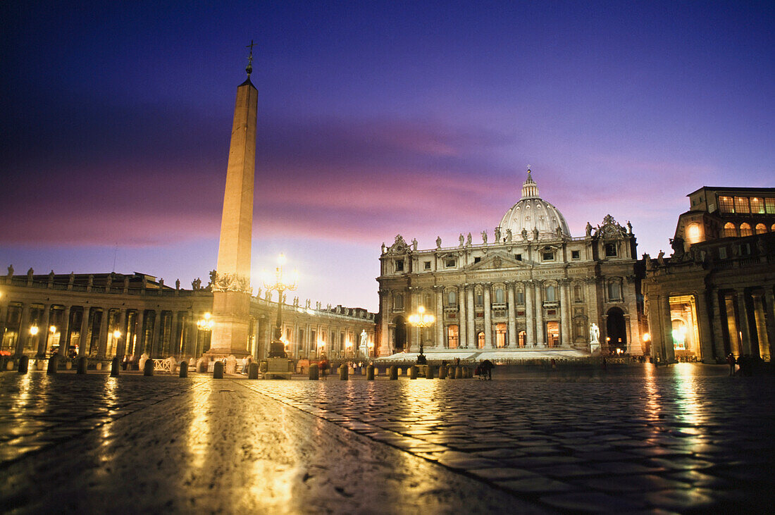 Nachteinbruch auf dem Petersplatz. Der Vatikan. Rom, Italien.