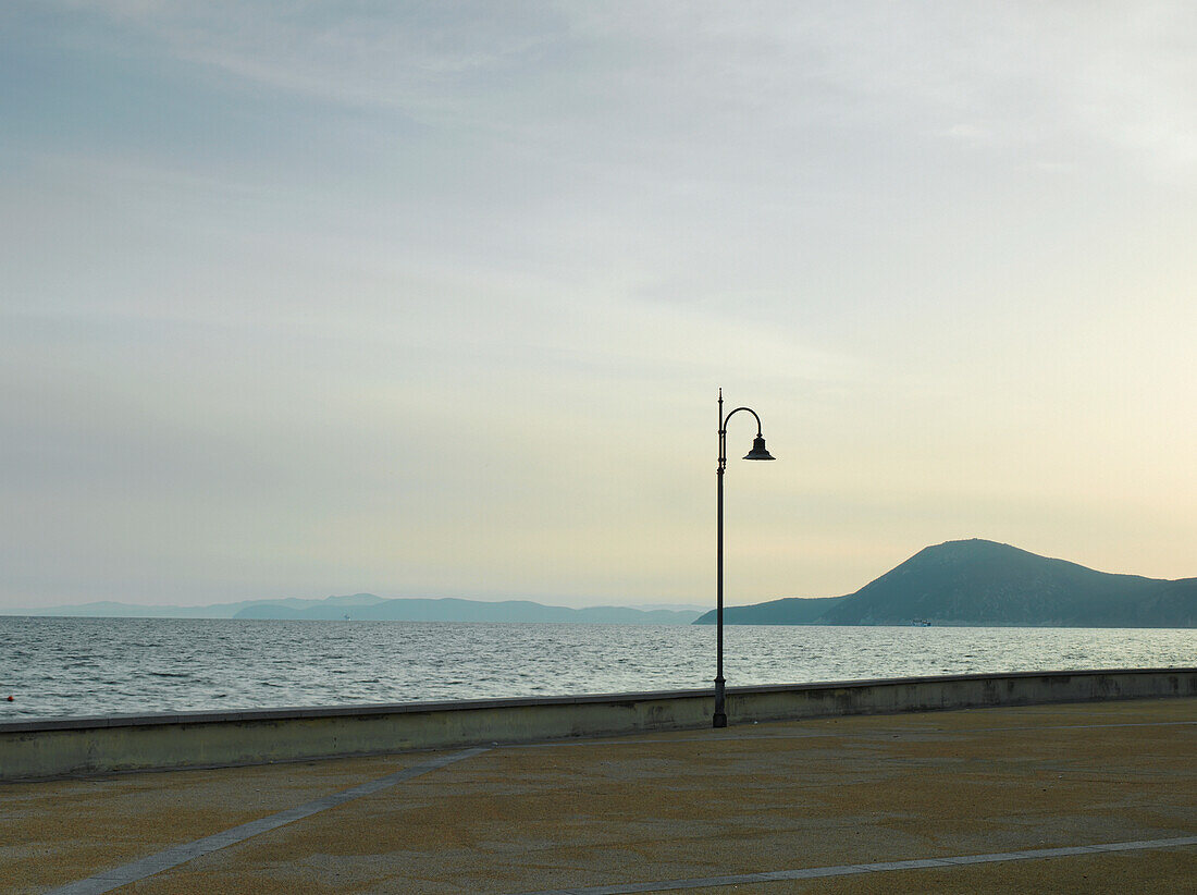 Küste in der Abenddämmerung, Straßenlaterne, Elba, Toskana, Italien