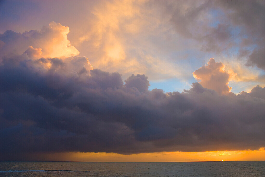 Küste von Treasure Beach bei Sonnenuntergang, Jamaika