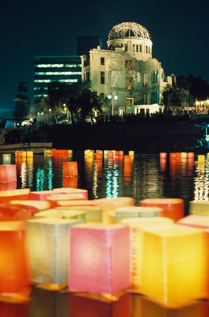 Nahaufnahme von Laternen auf Montoyasu Fluss, Friedenspark, Hiroshima in einer buddhistischen Zeremonie für tote Seelen am 6. August, A-Bombe Kuppel Hintergrund, Japan