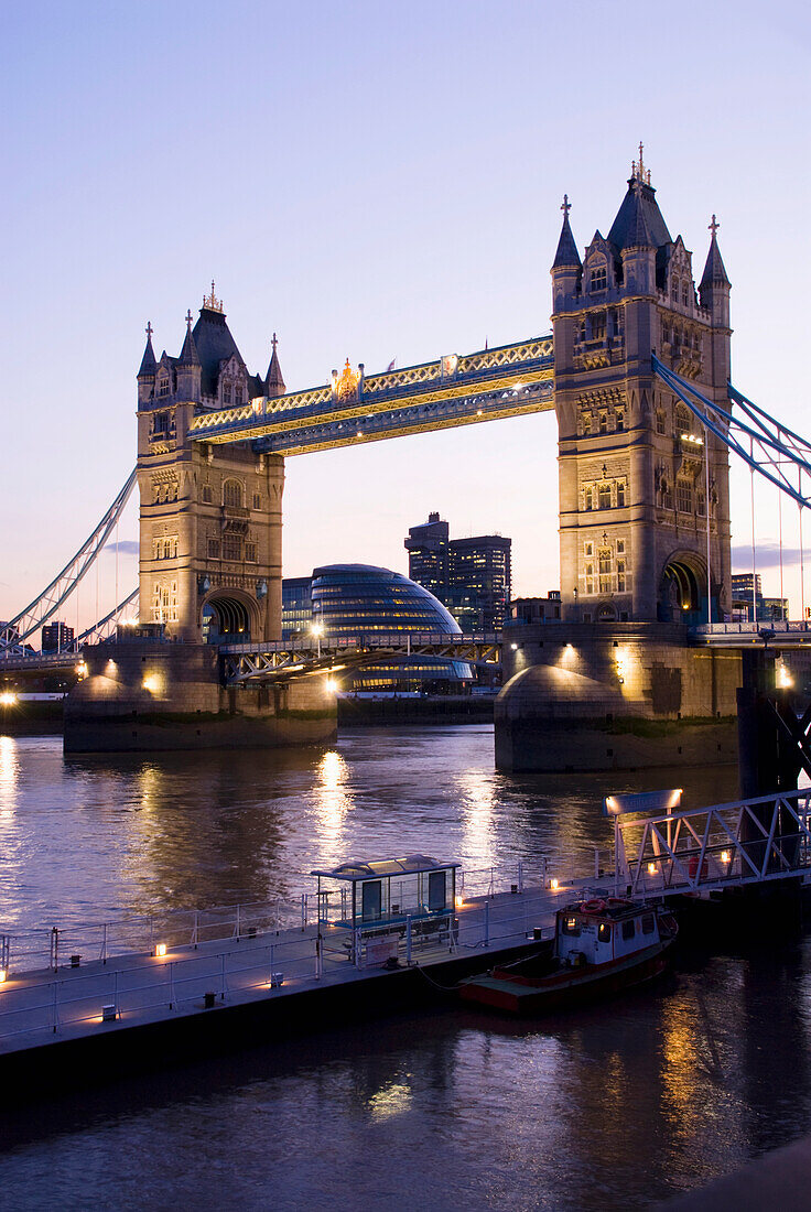 Tower Bridge in der Abenddämmerung, London,England,Vereinigtes Königreich