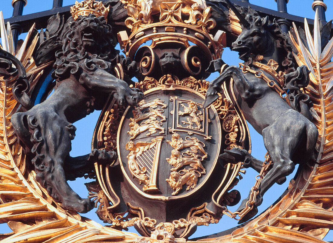 Detail der Haupttore des Buckingham Palace am frühen Morgen, London, Großbritannien.