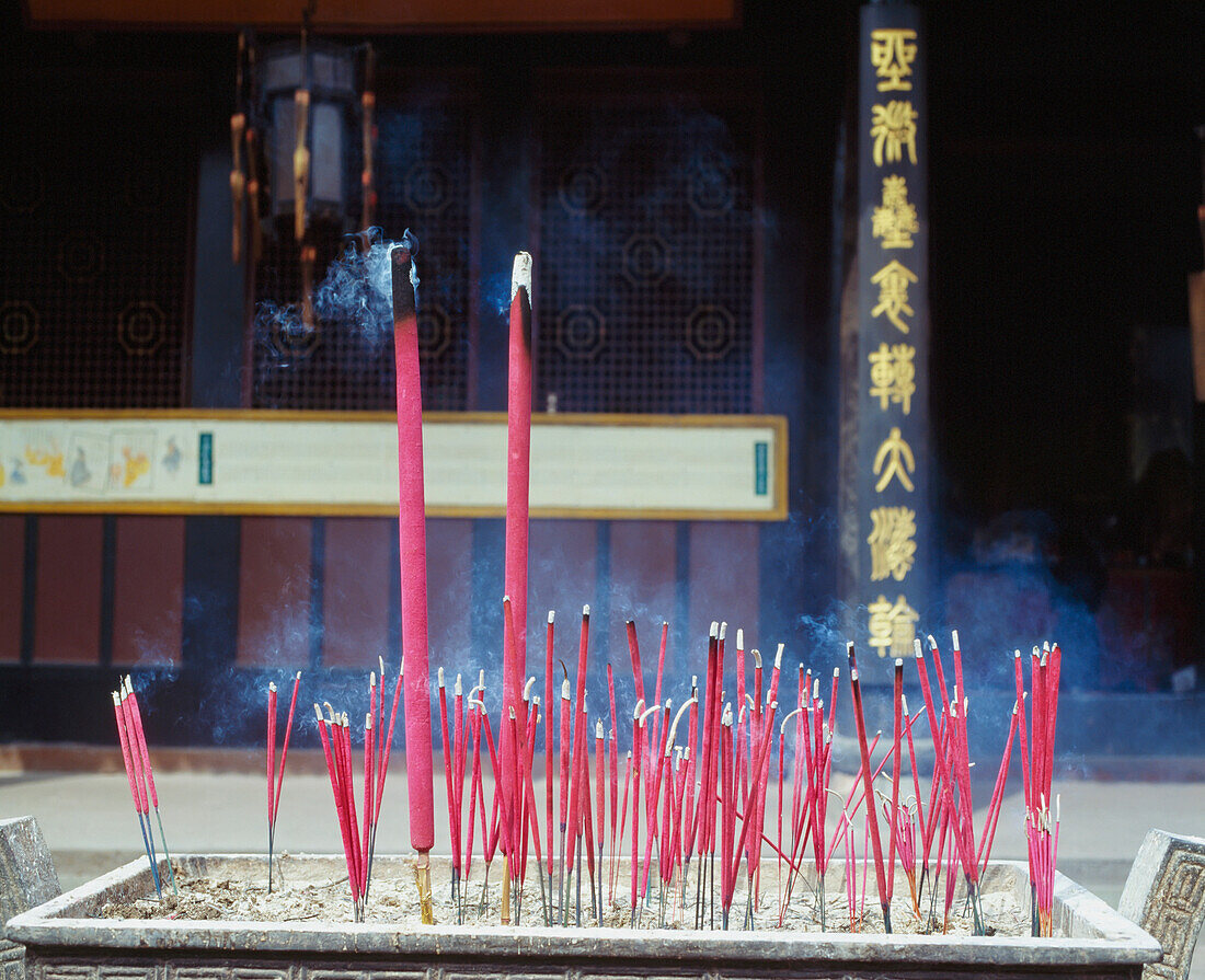Verbrennen von Weihrauch im buddhistischen Tempel Wenshu Si, Chengdu, Sichuan, China