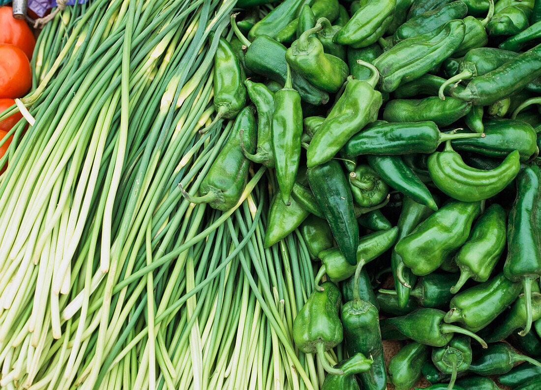 Knoblauchsprossen und grüne Paprika zum Verkauf auf dem Sonntagsmarkt in Kashgar, Xinjiang, China.