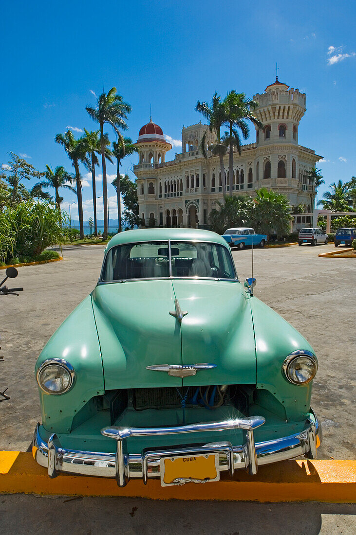 Oldtimer in der Nähe des Palacio De Valle an der Punta Gorda, Cienfuegos, Kuba