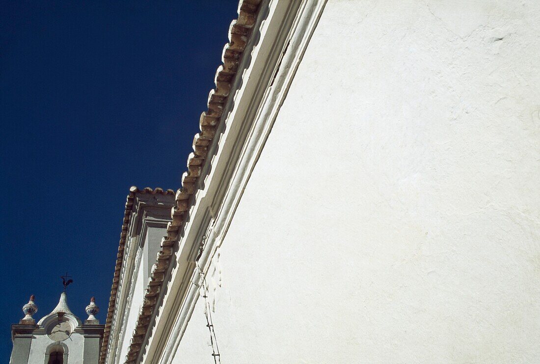 Gebäude 'largo General' mit Uhrturm - Estoi, Algarve, Portugal.