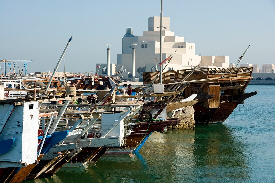 Hafen von Doha und Gebäude des Museums für Islamische Kunst, Doha, Katar