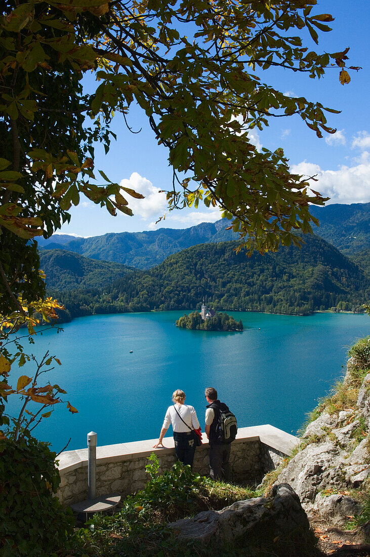 Zwei Touristen schauen vom Schloss auf den Bleder See, Slowenien