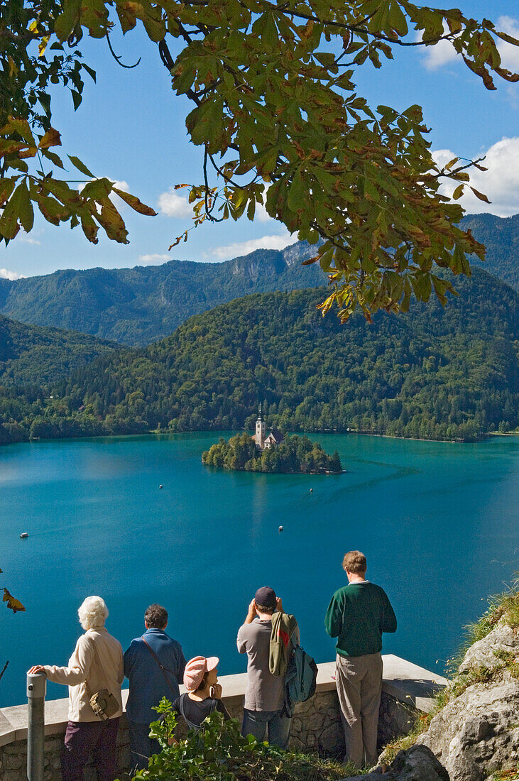 Touristen schauen vom Schloss auf den Bleder See, Slowenien