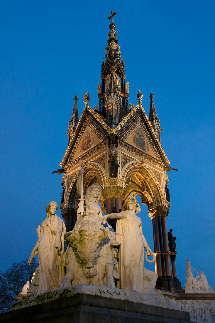 Albert Memorial in der Abenddämmerung, London,England,Vereinigtes Königreich