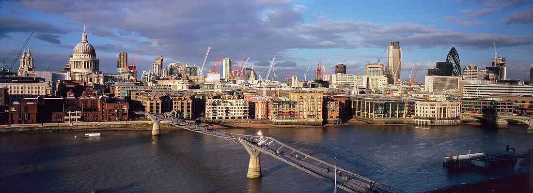 Blick von der Tate Gallery zur Millennium Bridge, London,England,Großbritannien