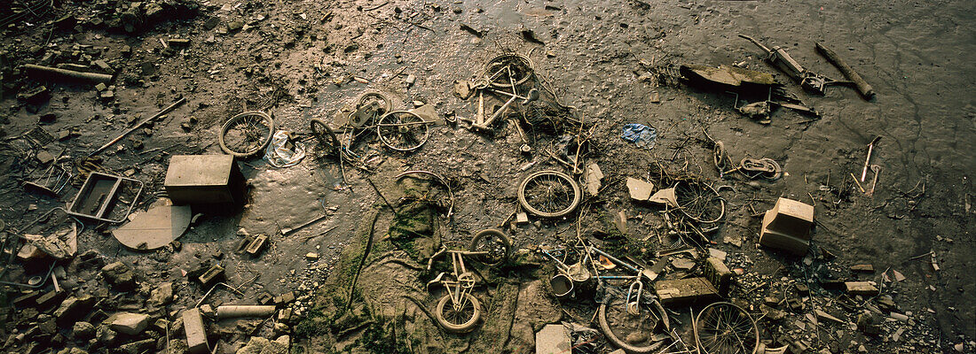 Weggeworfene Gegenstände in die Themse gekippt, Hammersmith,West London,England,Uk