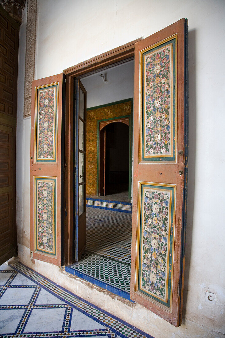 Verschnörkelte, bemalte Türen im Bahia-Palast, Marrakesch, Marokko