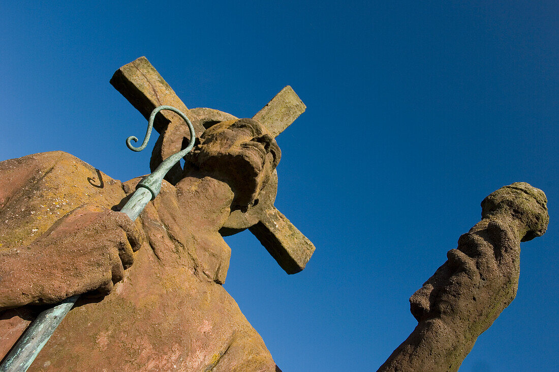 St. Aidan-Statue, niedriger Blickwinkel, Lindisfarne Priory, Holy Island, Northumberland, Großbritannien