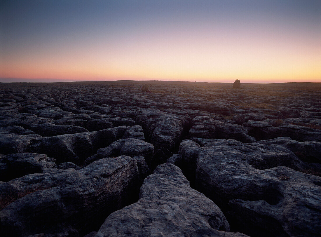 Kalksteinpflaster bei Twisleton Scars, Sonnenuntergang, Yorkshire Dales National Park, North Yorkshire, England, Großbritannien