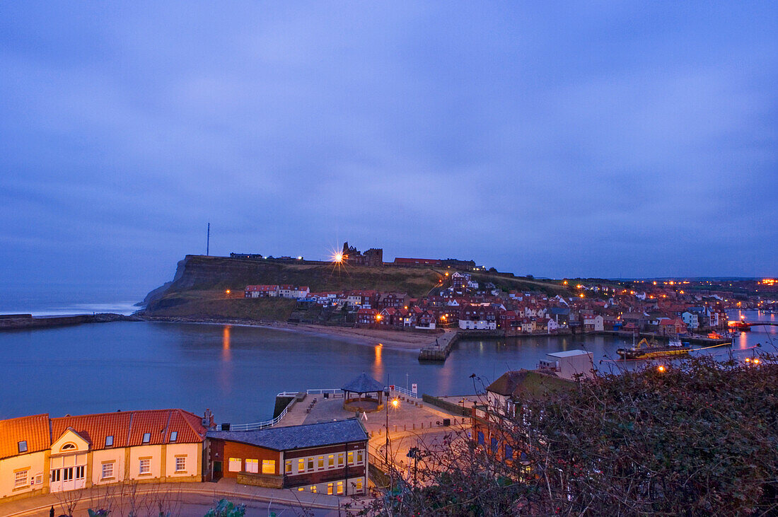 Die Stadt Whitby in der Abenddämmerung, North Yorkshire,Großbritannien