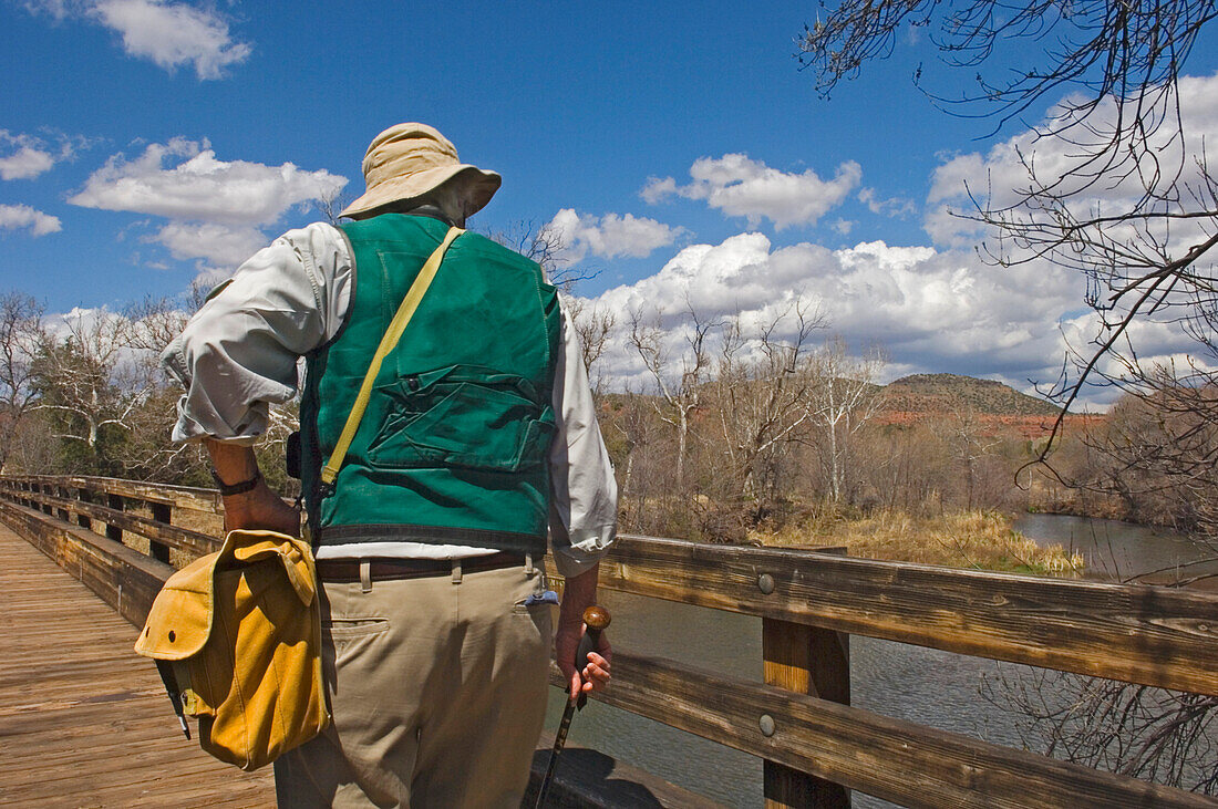 Wanderer auf Brücke im Red Rock State Park, Rückansicht, Arizona, USA