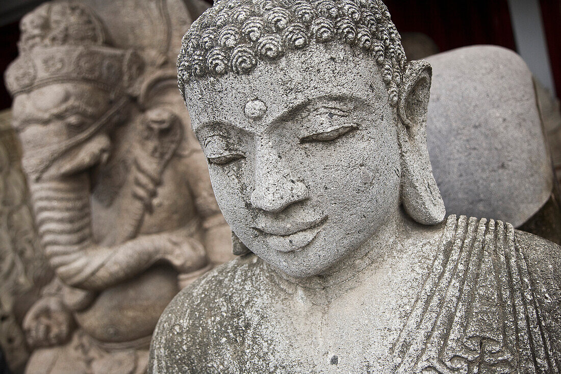 Nahaufnahme einer Statue in einem Geschäft in der Nähe von Ubud