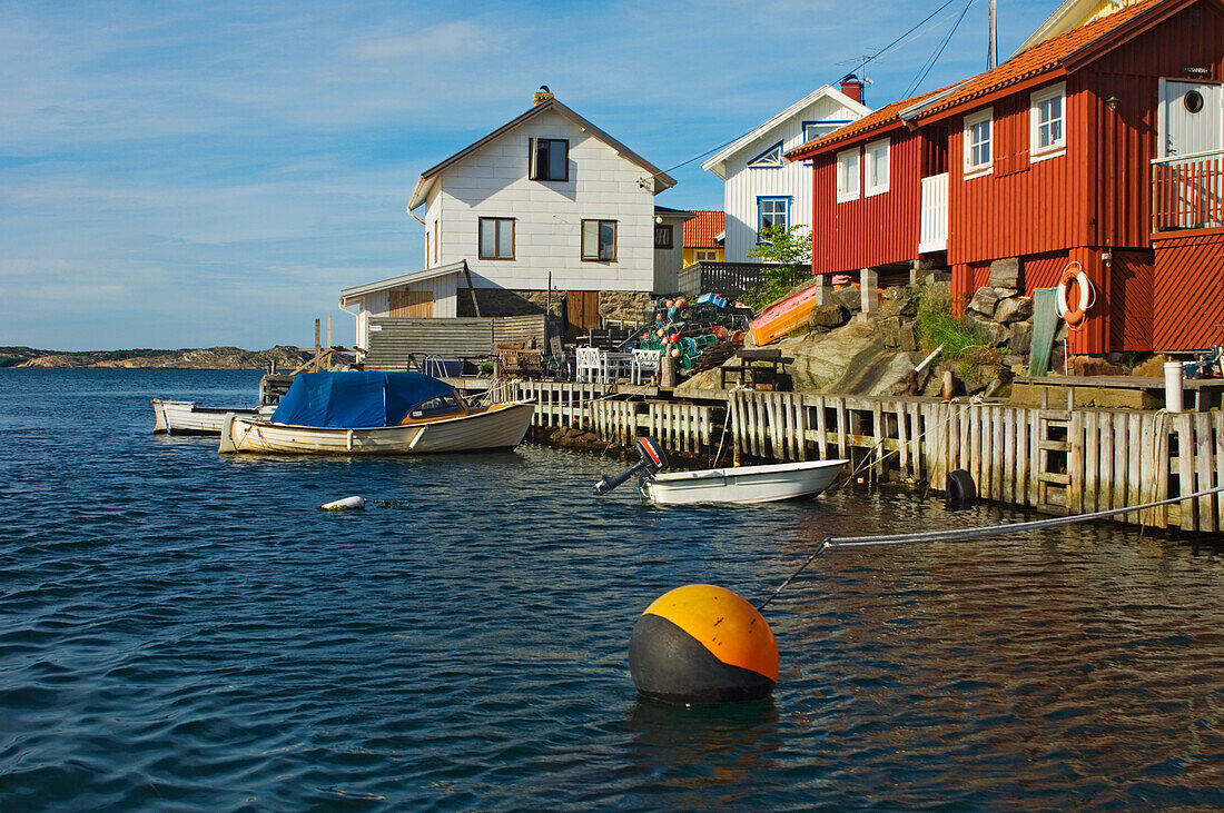 Haus am Wasser auf der Insel Gullholmen, Bohuslaner Schären, Schweden