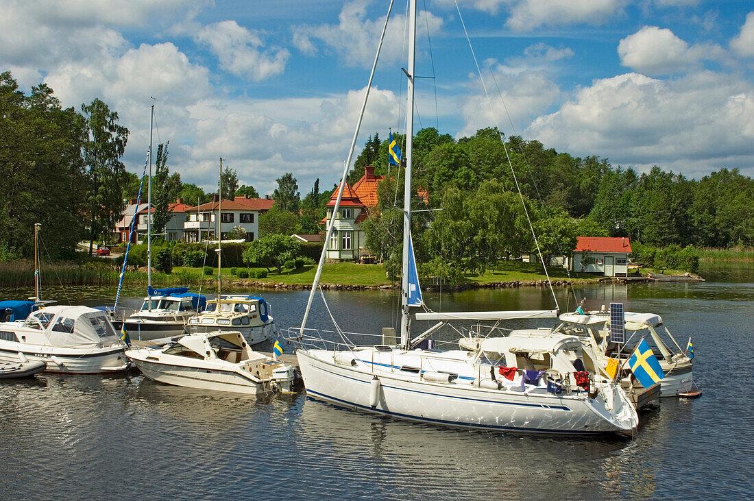 Boote vor Anker am Gota-Kanal, Schweden