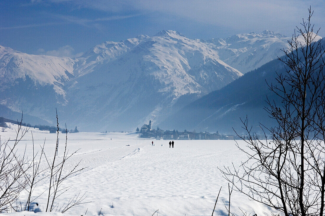 Berglandschaft mit Menschen in der Ferne, Obergesteln, Goms Valley, Südwestschweiz