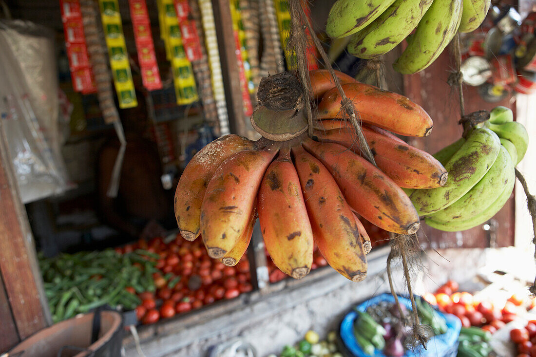 Rote Bananen, die in Tansania zum Verkauf aufgehängt werden