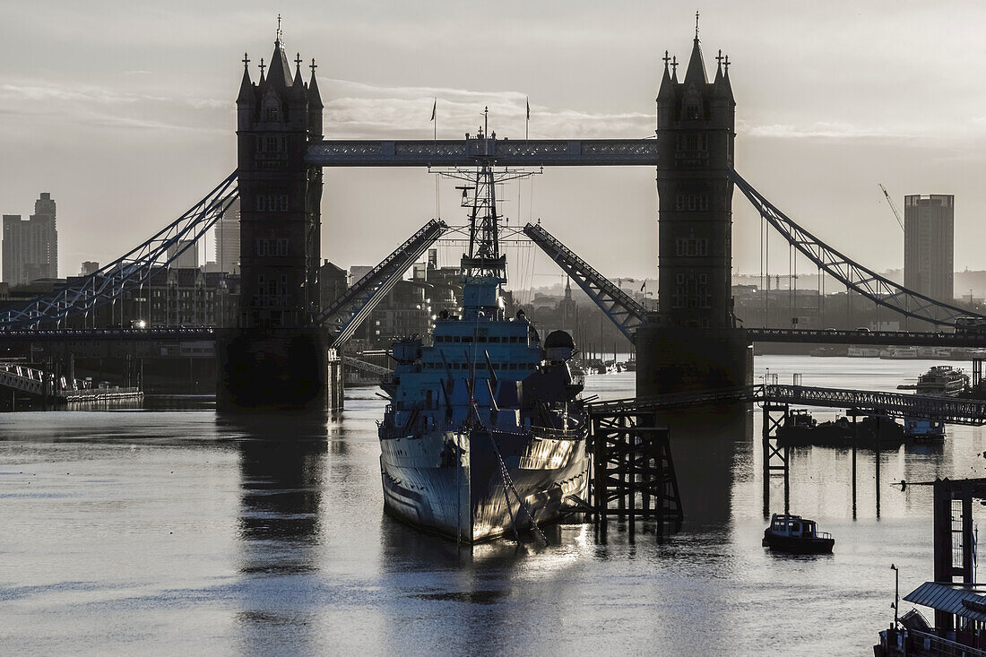 London Bridge und Hms Belfast in der Themse; London, England