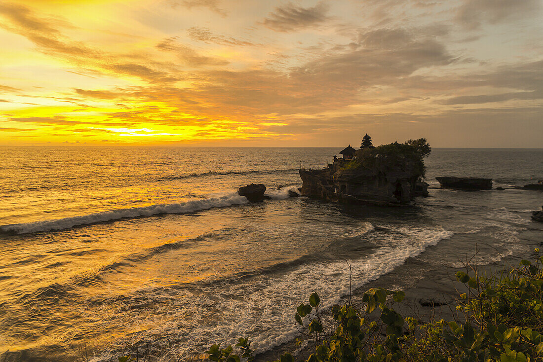 Tanah Lot-Tempel mit goldenem Sonnenuntergang; Insel Bali, Indonesien